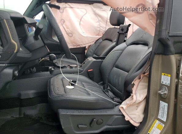 1FMEE9BP7TLA45067 2026 FORD BRONCO Green Widok wnętrza z przodu