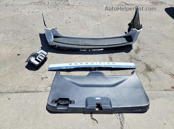 1FMJK2A89PEA28547 2023 FORD EXPEDITION White Vista de la etiqueta del VIN