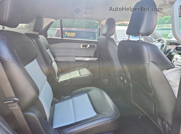 1FMSK7DH1PGA65965 2023 FORD EXPLORER Red Widok wnętrza z tyłu