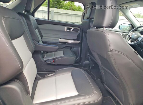 1FMSK7DH5NGA16815 2022 FORD EXPLORER Silver Rear interior view