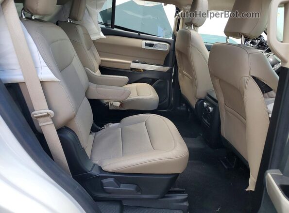 1FMSK7FH3NGC21336 2022 FORD EXPLORER White Vista interior trasera