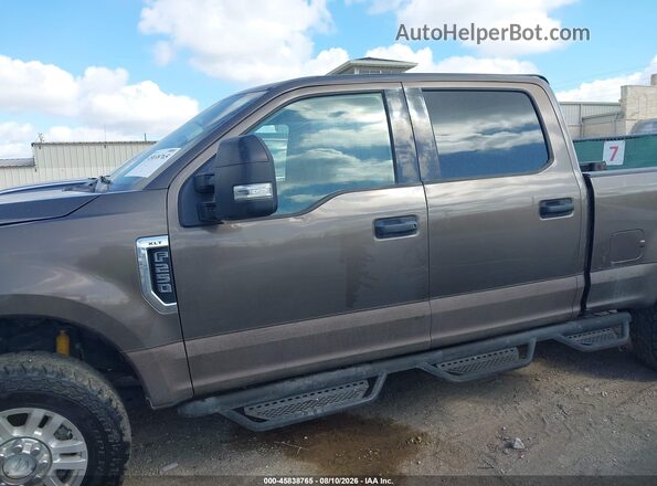 1FT7W2B61HEE02246 2017 FORD F-250 Коричневый Панорамный вид салона 360°