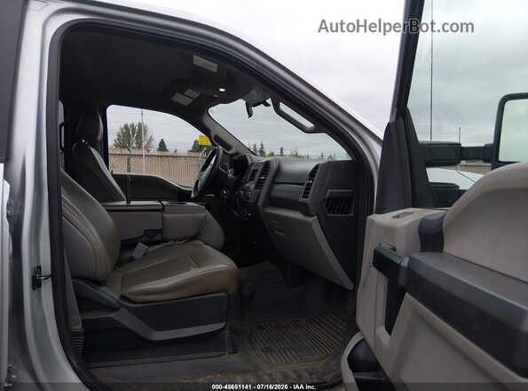1FT7W2B62JEC48717 2018 FORD F-250 Silver Widok wnętrza z przodu