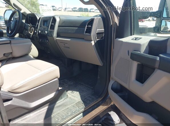 1FT7X2B60JEC69952 2018 FORD F-250 Gray Вид салону спереду
