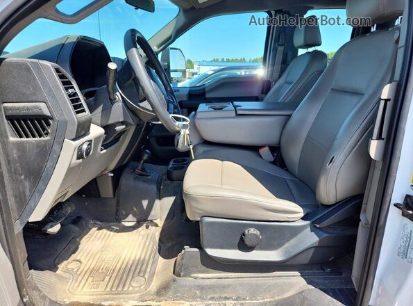 1FT7X2B65HEB23444 2017 FORD F250 Белый Вид салона спереди