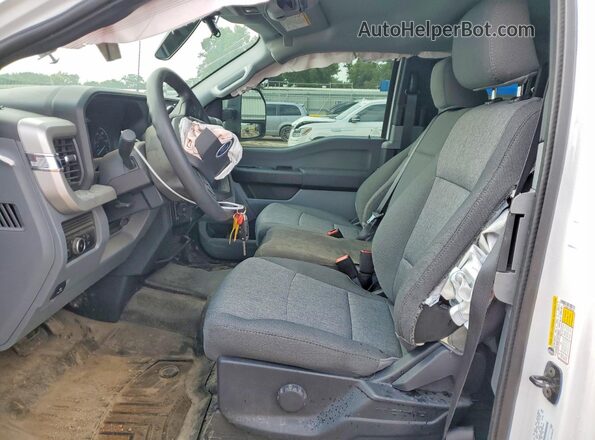 1FT7X2BA7TEC91566 2026 FORD F250 White Widok wnętrza z przodu