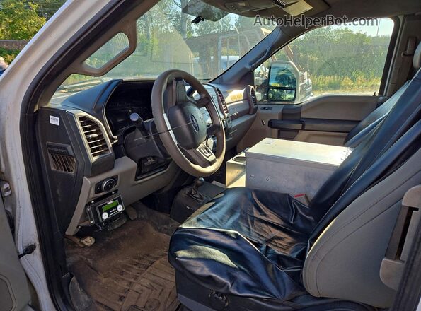 1FT8X3D64HED36909 2017 FORD F350 White Widok wnętrza z przodu