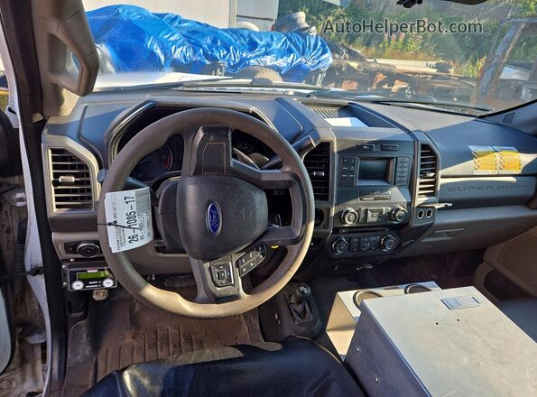 1FT8X3D64HED36909 2017 FORD F350 White Widok deski rozdzielczej