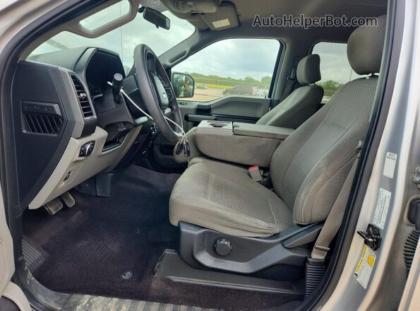 1FTEW1C84HFC04756 2017 FORD F150 Серебряный Вид салона спереди