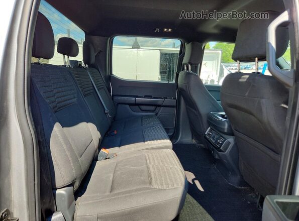 1FTEW1EP8NKD64548 2022 FORD F150 Silver Widok tylnych siedzeń
