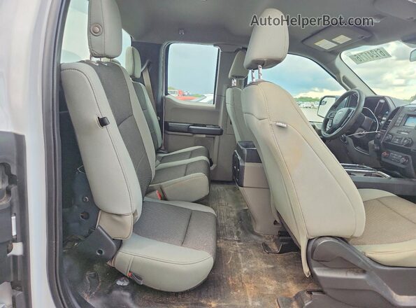 1FTEX1C48KKE17802 2019 FORD F150 White Vista de los asientos traseros