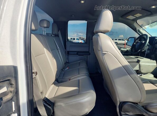 1FTEX1EP1JKF67871 2018 FORD F150 White Vista de los asientos traseros