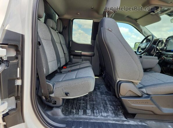 1FTEX1K5XRKD92437 2024 FORD F150 White Vista de los asientos traseros