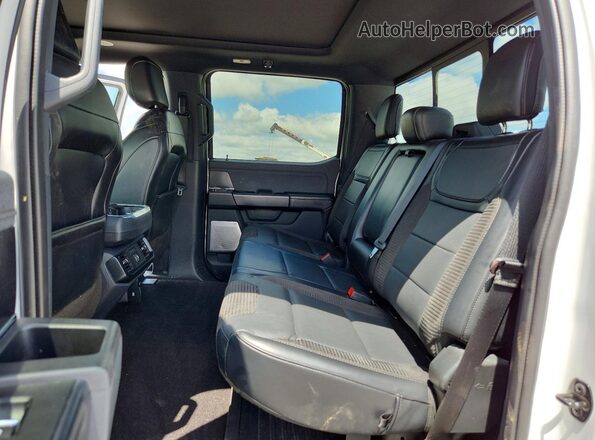 1FTFW1RG4NFB99864 2022 FORD F150 White Widok tylnych siedzeń
