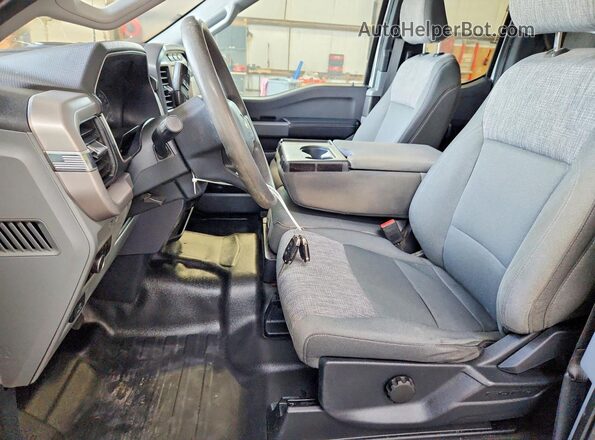1FTFX1E8XPKE52711 2023 FORD F150 Серебряный Вид салона спереди