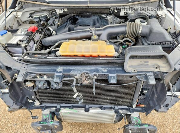 1FTFX1EG2JFB13206 2018 FORD F150 White Widok wnętrza z tyłu