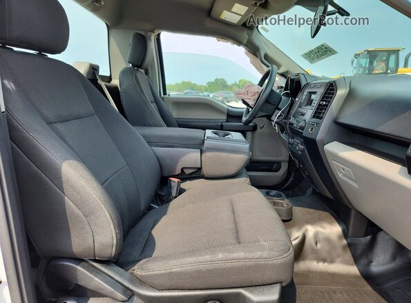 1FTMF1C54KKD60134 2019 FORD F150 White Widok tylnych siedzeń