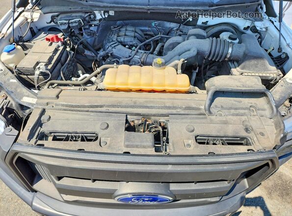 1FTMF1C80GKD07268 2016 FORD F150 White Widok wnętrza z tyłu
