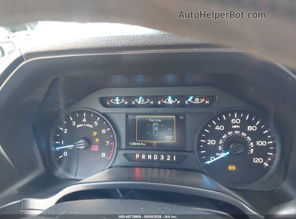 1FTMF1C81HKD51586 2017 FORD F150 Белый Вид задних сидений