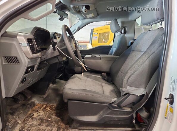 1FTMF1CB5PKE33119 2023 FORD F150 Белый Вид салона спереди