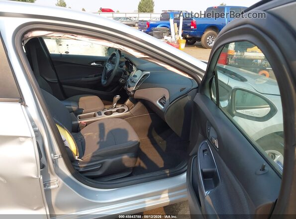 1G1BC5SM6J7219902 2018 CHEVROLET CRUZE Серебряный Вид салона спереди