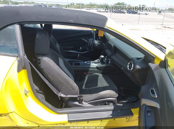 1G1FB3DS4J0168607 2018 CHEVROLET CAMARO Yellow Front interior view