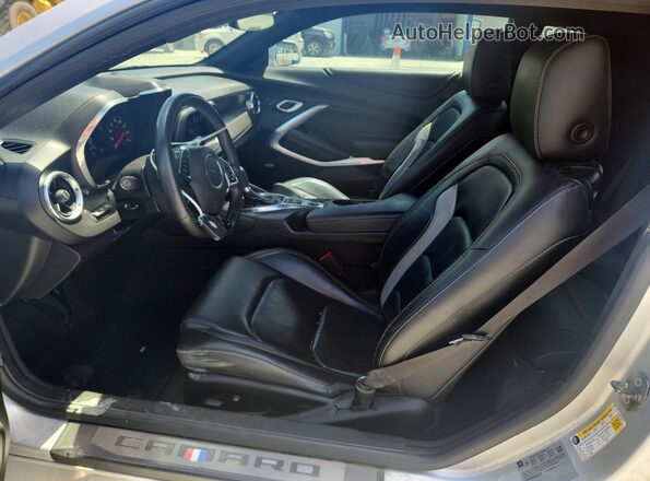 1G1FD1RS8J0108787 2018 CHEVROLET CAMARO Серебряный Вид салона спереди