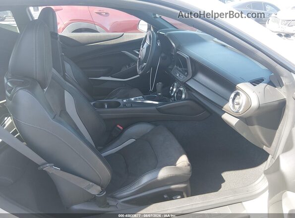 1G1FE1R76H0189940 2017 CHEVROLET CAMARO Silver Вид салону спереду