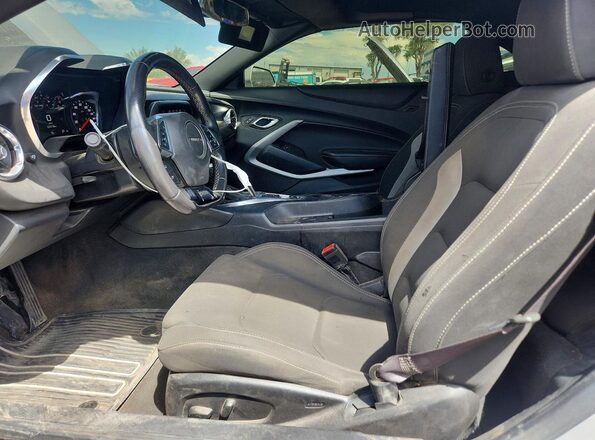 1G1FF3D74H0205035 2017 CHEVROLET CAMARO Серебряный Вид салона спереди