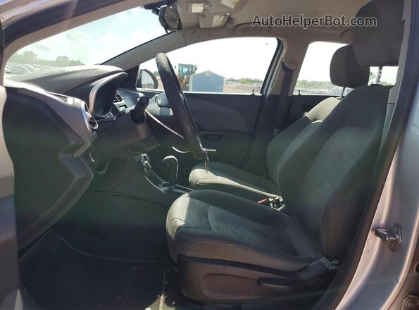 1G1JB5SH2H4142636 2017 CHEVROLET SONIC Серебряный Вид салона спереди