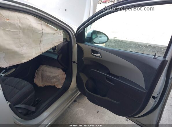 1G1JC5SH9G4175404 2016 CHEVROLET SONIC Серебряный Вид салона спереди