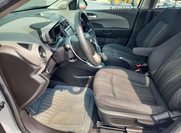 1G1JC6SB3G4101736 2016 CHEVROLET SONIC Серебряный Вид салона спереди