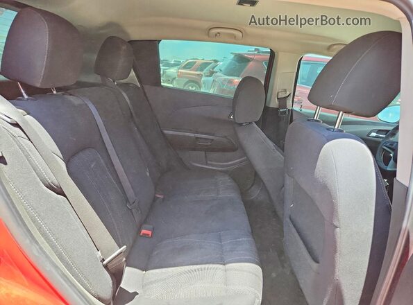 1G1JC6SHXG4144913 2016 CHEVROLET SONIC Red Vista de los asientos traseros