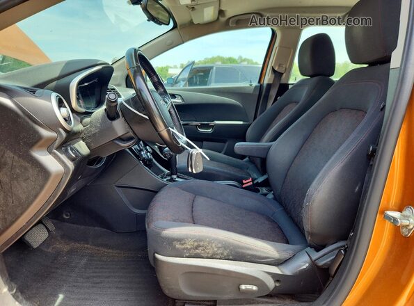 1G1JD6SH1H4125732 2017 CHEVROLET SONIC Оранжевый Вид салона спереди