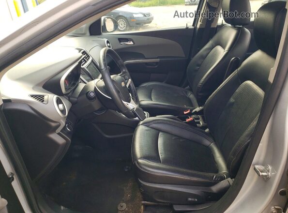1G1JF5SB1J4138048 2018 CHEVROLET SONIC Silver Vista interior delantera