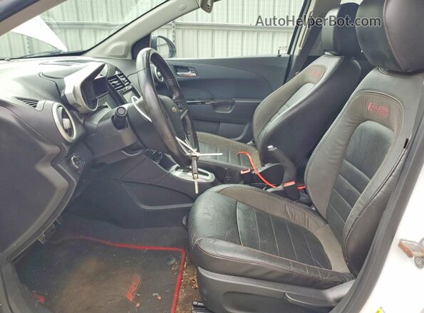 1G1JG5SBXG4132903 2016 CHEVROLET SONIC White Widok wnętrza z przodu