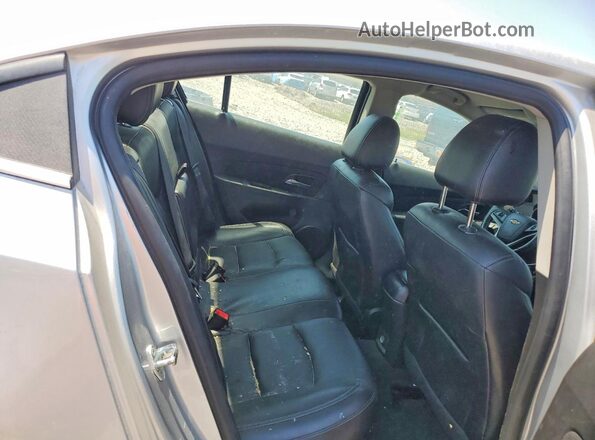 1G1PE5SB3F7182099 2019 CHEVROLET CRUZE Silver Widok tylnych siedzeń