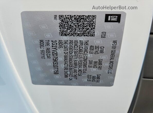 1G1YV2D75K5107759 2019 CHEVROLET CORVETTE White Widok naklejki z numerem VIN