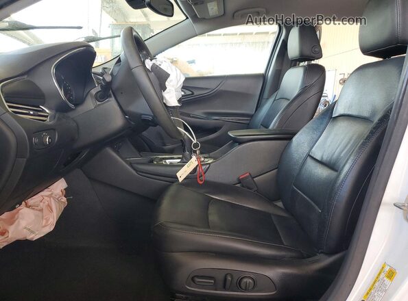 1G1ZH5SX7HF271016 2017 CHEVROLET MALIBU Белый Вид салона спереди