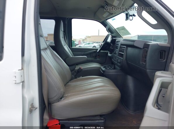 1GAWGEFF0H1300523 2017 CHEVROLET EXPRESS White Front interior view