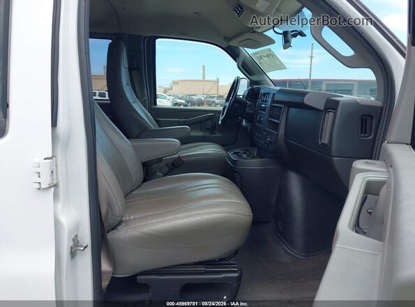 1GAWGEFFXH1302750 2017 CHEVROLET EXPRESS White Widok wnętrza z przodu