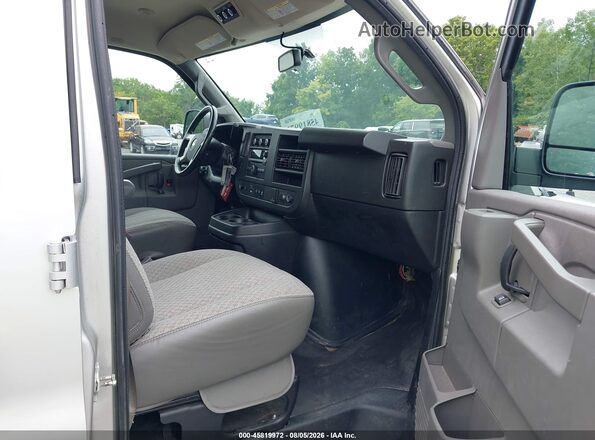 1GAWGEFG1K1280024 2019 CHEVROLET EXPRESS Silver Front interior view