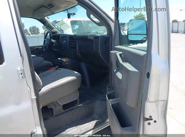 1GAWGEFG1K1287913 2019 CHEVROLET EXPRESS Silver Front interior view