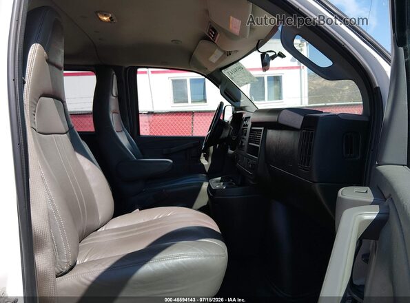1GAWGEFG2J1300425 2018 CHEVROLET EXPRESS White Front interior view