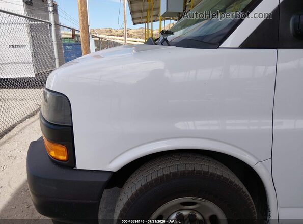 1GAWGEFG2J1300425 2018 CHEVROLET EXPRESS White 360 interior view