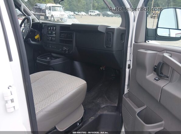 1GAWGEFG3K1326419 2019 CHEVROLET EXPRESS White Вид салону спереду