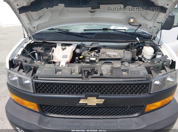 1GAWGEFG3K1326419 2019 CHEVROLET EXPRESS White Вид ззаду