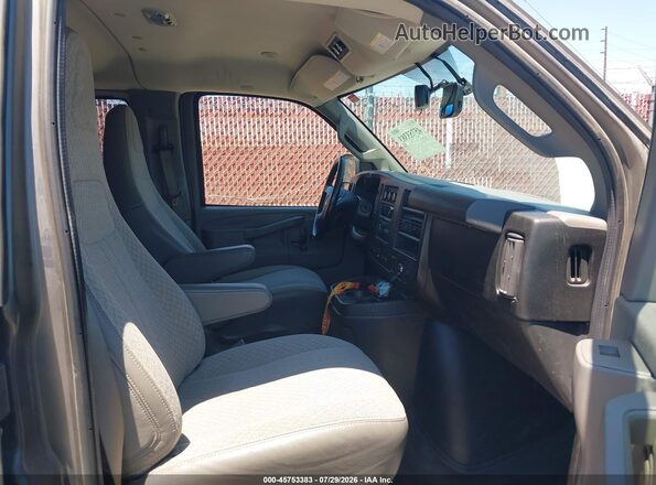 1GAWGEFG4H1294959 2017 CHEVROLET EXPRESS Gray Vista interior delantera