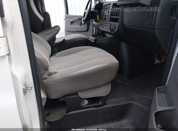 1GAWGEFG9J1260666 2018 CHEVROLET EXPRESS Белый Вид салона спереди