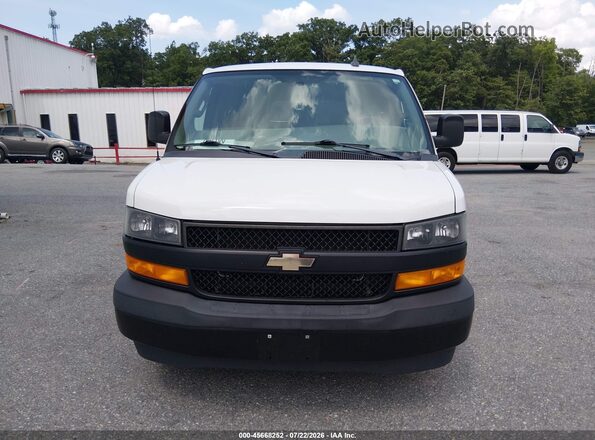 1GAWGEFG9J1260666 2018 CHEVROLET EXPRESS Белый Вид задней части салона
